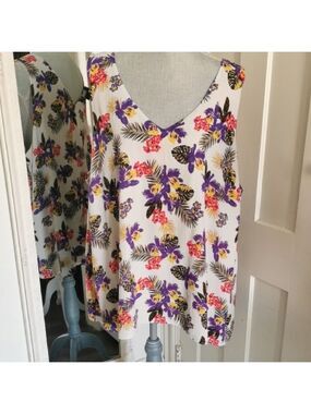 Michel Studio sleeveless floral tropical print blouse. Size 24. EUC